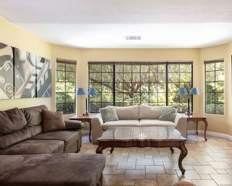 Perfect for 2 Families or a small group wanting to stay under one roof - Lake Elsinore - Huiskamer
