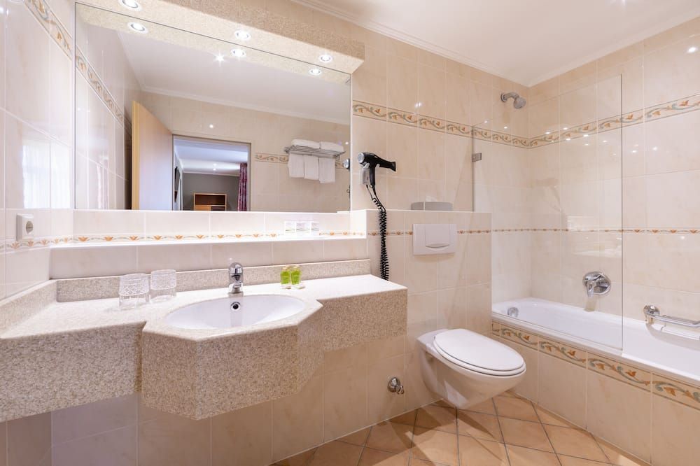 Hotel Perrin - former Carlton thumbnail 3