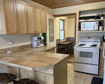 Fish Hook Cabin-Cozy cabin on Lake Osakis with sunsets, fishing & nature abound - Osakis - Kitchen