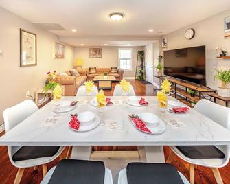 74R - 2BR Quincy - Romantic Stay near Wollaston Beach - Quincy - Dining room