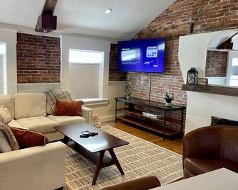 Penhallow Suite Downtown Portsmouth - Portsmouth - Living room