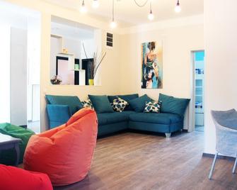 High Hostel - Budva - Sala de estar