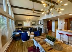 Contemporary Magic Mountain Chalet Close to Skiing, Hiking, Fun - Londonderry - Living room