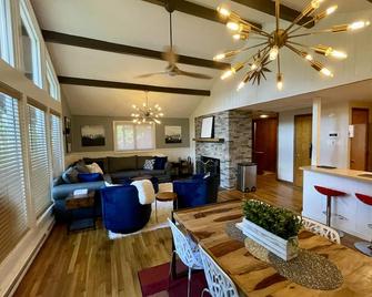 Contemporary Magic Mountain Chalet Close to Skiing, Hiking, Fun - Londonderry - Вітальня