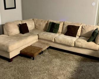 Lovely Spacious 2 Bedroom Apartment With 65inch TV’S in each room! - Peachtree Corners - Living room