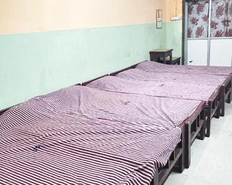 Sri Guru Nivas Lodge - Vellore - Bedroom