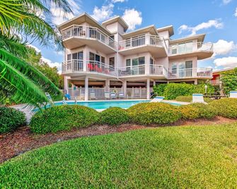 Amadeus 6 Waterfront with Pool and Dock-Great Central Location! - Treasure Island - Building