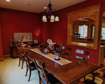 Great For Large Groups! Secluded Fall retreat in the Woods! - Spicer - Comedor