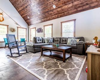 Sleeps 16-Marina, Pool, Roaring River & Table Rock - Cassville - Sala de estar