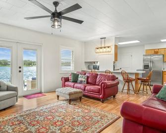 Come enjoy beautiful Lake Isis Cottage. - Avon Park - Living room