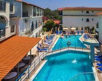 Vossos Hotel Apartments - Laganas - Uima-allas