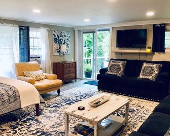 In town, newly remodeled studio with private balcony - Shelburne Falls - Living room