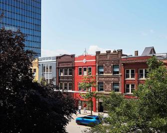 EZ Check-in and Check-Out, Perfect for a Night Downtown! - Toledo - Building