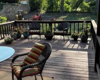 Jenny's Cottage (W/Pool)-3 Blocks from Downtown - Laurel - Balcony