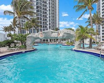 Magnificent Ocean View Studio at Luxe Beach Resort - Sunny Isles Beach - Pool