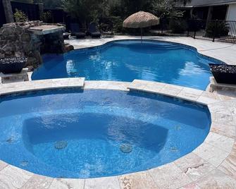 The carriage house/cottage house. Large expansive open floor plan - Eunice - Piscine