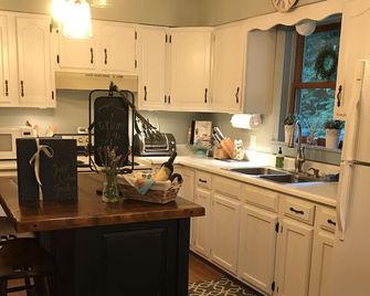 Unwind overlooking the tranquil beauty of Hills Pond - Whitehall - Cocina