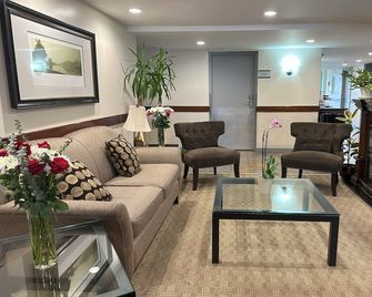 Quality Inn And Suites Everett - Everett - Wohnzimmer