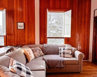 Chalet Boréal, Spa, Lac & Ski - Saint-Donat-de-Montcalm - Living room