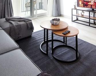 Bloomfields 1br Canal View In Waters Edge Yas - Abu Dhabi - Vardagsrum