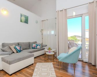 Apartment Nikolic - Vir - Living room