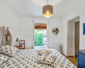Charmante Maison à Bonnieux avec Terrasse et Vue sur le Jardin - Bonnieux - Bedroom