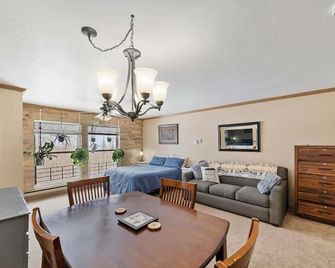 Mountain Getaway and Pool at Brian Head Ski Resort - Brian Head - Dining room