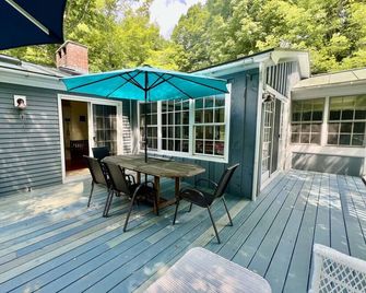 The Riverside Treehouse - Arlington - Innenhof