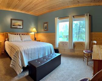 Spacious 3 bedroom 2 bath lodging near trails, with lots of off-street parking! - Ely - Bedroom