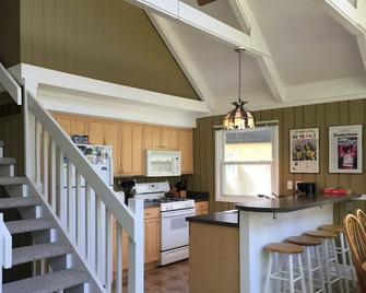 Beautiful Harbor Springs Chalet minutes to Nub's, Boyne Hlnds, Golf & Mackinaw - Harbor Springs - Cozinha
