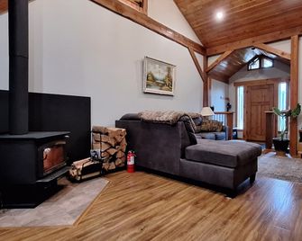 Family friendly 2 bdrm/ 3 bed home mins from sandy beaches and downtown Nelson! - Nelson - Stue
