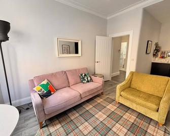 Fresh apartment in heart of Southside of Glasgow - Glasgow - Living room