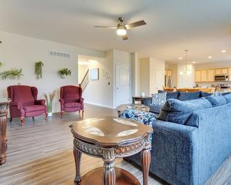 25 Mi To Columbus Pet-Friendly Family Home! - New Albany - Living room