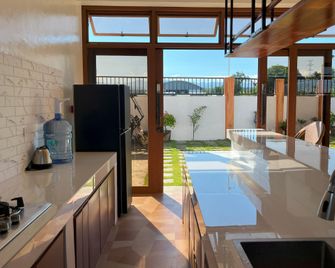 Family Room - Villa Mercedes Private Resort - Candon - Cocina