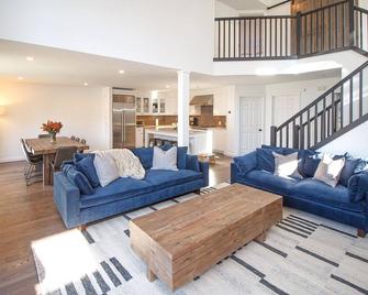 Fully Renovated Condo in Greenspring Community (Mt Snow) - Dover - Living room