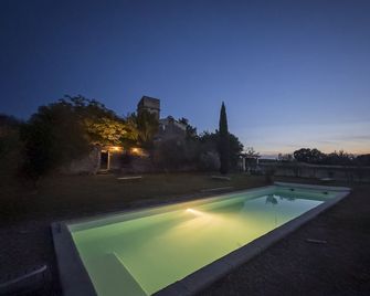 Charming farmhouse newly refurbished and medieval tower near Avignon and Arles - Saint-Siffret - Pool