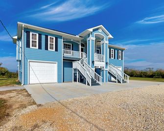 3BR Acreage Next to the Bayou w/ BBQ & Views! - Angleton - Building