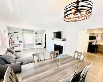 Spacious 4-BR, 2.5 Bath vacation home: Foosball, 65' TV, Golf, 4 Season Room - Sioux Falls - Dining room