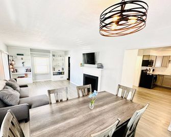 Spacious 4-BR, 2.5 Bath vacation home: Foosball, 65' TV, Golf, 4 Season Room - Sioux Falls - Comedor