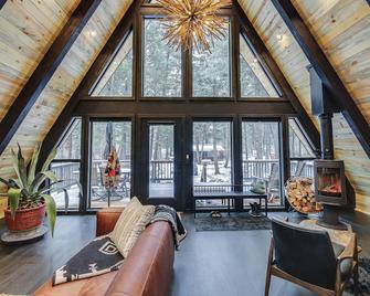 Stunning A-Frame Cabin, Steps to Clark Fork River - Saint Regis - Living room