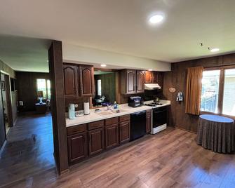 Spacious Ranch blocks away from downtown McHenry - McHenry