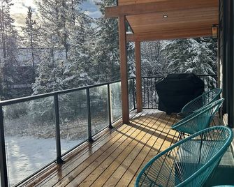 Brand new custom built cabin! 5 minute drive from Kaslo and public beaches. - Kaslo - Balcony