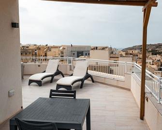 The Willows Penthouses With Jacuzzi - Victoria - Balcony