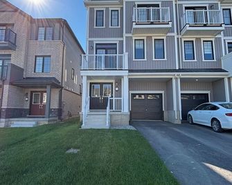 Modern & Stylish Cozy Home / Balcony, Wifi – 15 min from Hamilton - Caledonia - Building