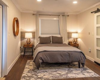 Shares Courtyard Luxury Apt - New! - Rockledge - Bedroom