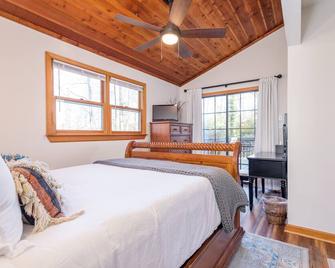 House on Honeysuckle - Pisgah Forest - Bedroom