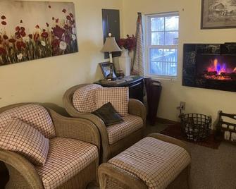 Charming 1-bedroom cottage with WiFi, AC in quaint Pilot Mountain. - Pilot Mountain