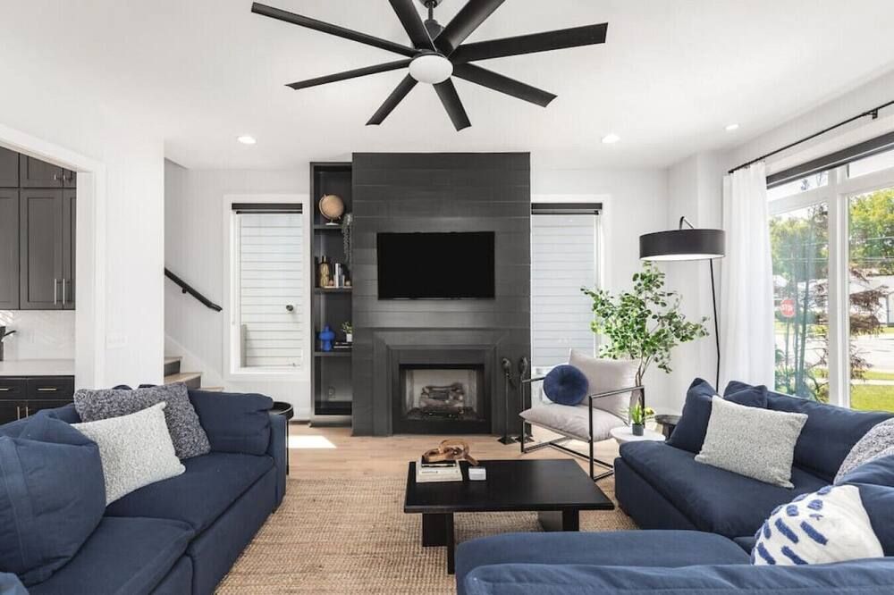 Huge Rooftop Patio at This Stunning Spac - Nashville - Living room