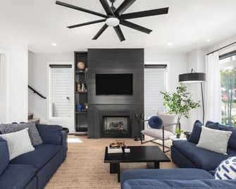 Huge Rooftop Patio at This Stunning Spac - Nashville - Living room