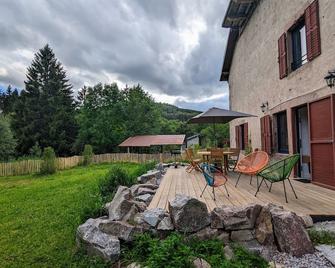 Gîte Vosgien Rénové avec Jardin, Proche Gérardmer et Activités de Plein Air - FR-1-589-600 - Herpelmont - Patio